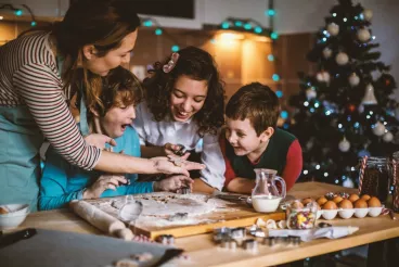 Une famille cuisine pendant les vacances de noël 