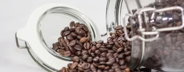 Des grains de café dans un pot 