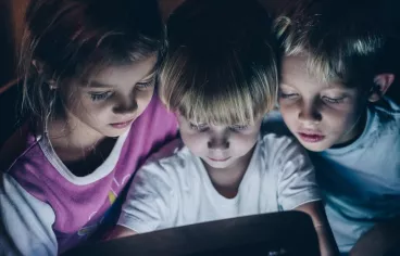 Des enfants face à un écran