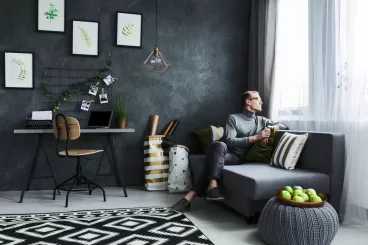 Un homme dans un salon bien décoré 