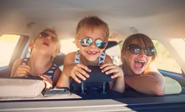 Des enfants s’amusent en voiture