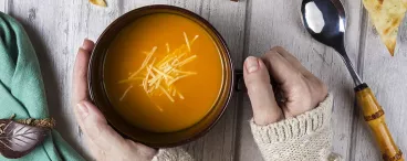 Un bol de soupe de légumes 