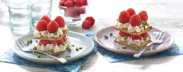 Millefeuille de biscuits Thé de LU® aux framboises et pistache