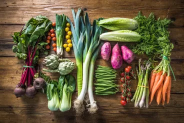 Tendances alimentaires : zoom sur les nouveaux modes d'alimentation Un assortiment de légumes : carottes, poireaux, betteraves, artichauts