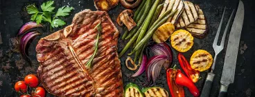 De la viande et des légumes grillés sur une Pierrade®