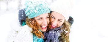 Deux femmes dans la neige 