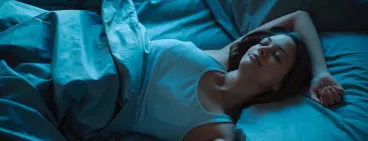 Pour dormir au chaud, il faut se refroidir Une femme au chaud dans son lit