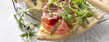 Pizza blanche au Philadelphia® nature, jambon cru et roquette
