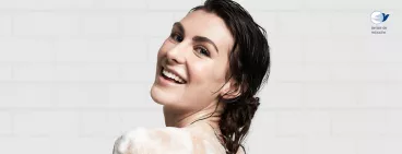 Dove respecte votre Microbiome Femme se douchant avec Dove pour respecter son microbiome