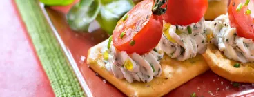 Tartine de TUC® Break, fromage aux herbes et tomates cerise