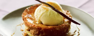 Brioche façon pain perdu, crème glacée Carte d’Or ® vanille et sauce caramel