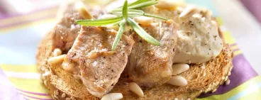 Tartine d'houmous et escalopes de veau aux pignons avec Pelletier®