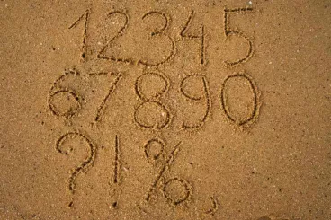 Une suite de chiffres dessinés dans le sable