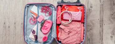 Une valise ouverte posée sur le sol