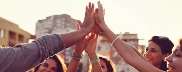 Tous en mode « co » ! Un groupe de jeunes gens échangent un signe d’amitié.