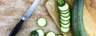 Des courgettes sur une planche à découper