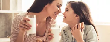 Une mère et sa fille partagent un goûter