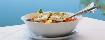 Impec, mon menu grec ! Assiette typique grecque dans un cadre rappelant celui de la Grèce