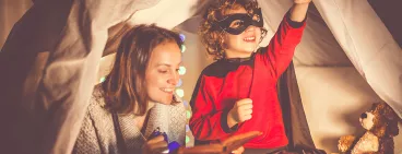 Une maman fait la lecture à son enfant