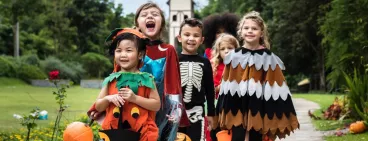 Des enfants déguisés fêtent  Halloween