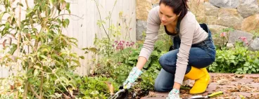 Une femme jardine