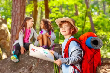 Des enfants s’amusent en forêt