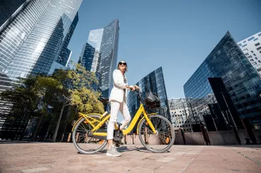 femme sur vélo de ville jaune