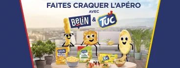 Faites craquer l’apéro avec Belin® et TUC® Les gâteaux belin et tuc sont en train de prendre l’apéro sur un canapé.