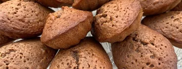 Assiette pleine de madeleines au chocolat fait maison à l’extérieur 