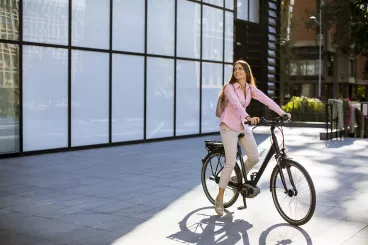 Un homme se sert d’un vélo électrique