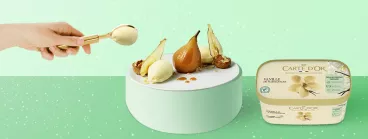 Poire pochée crème glacée à la vanille Carte d’Or®