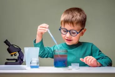 Un petit garçon fait une expérience scientifique