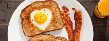 Des toasts avec des œufs sur le plat en forme de coeur