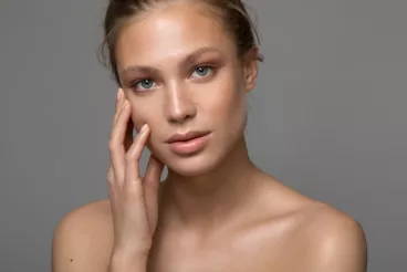 Une jeune femme sans maquillage