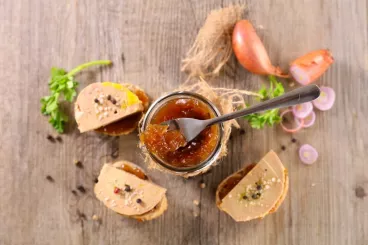 Des tranches de foie gras et du confit d’échalotes