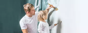 10 DIY faciles à faire en famille Un père et un fils bricolent ensemble