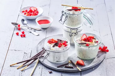 Mousse au chocolat blanc avec Mikado et fruits rouges