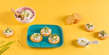  CANAPÉS DE CRACKERS RITZ AU THON ET FINES HERBES 