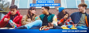 Des ados en train de manger des biscuits Granola au lycée 