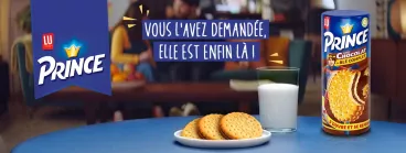 Sur une table dans un salon un paquet de biscuits Prince