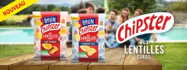 Craquez pour les lentilles à l’apéro avec les Chipster de Belin® ! Table en bois avec deux paquets BELIN Chipster et des personnes en fond