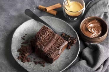 Un gâteau à la mousse au chocolat