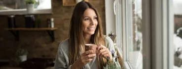 Du temps pour vous : 5 façons d'en faire une priorité ! Une femme avec une tasse dans les mains
