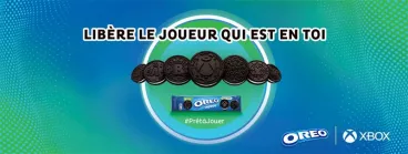 Libère ton appétit de gaming avec Oreo® et Xbox® ! 6 consoles et des cadeaux à gagner** Sur un fond bleu des biscuits Oreo