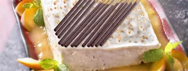 Gâteau au fromage blanc, coulis de pêche et Mikado® King Choco