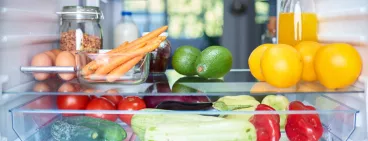 Des légumes dans un frigo