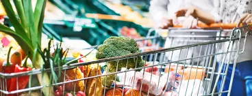 Une femme fait des courses