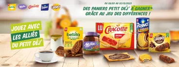 Packs et biscuits sur une table