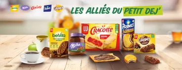 Packs et biscuits sur une table