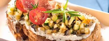 Bruschettas au Philadelphia®, coppa et légumes d’été